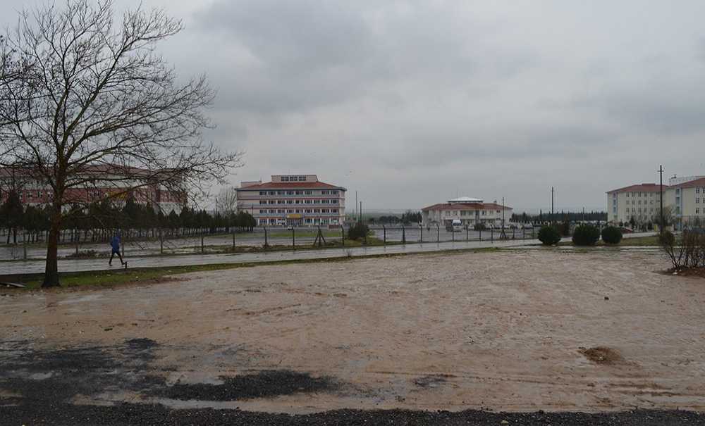 Binlerce Öğrenci Çamura Mahkûm Edildi