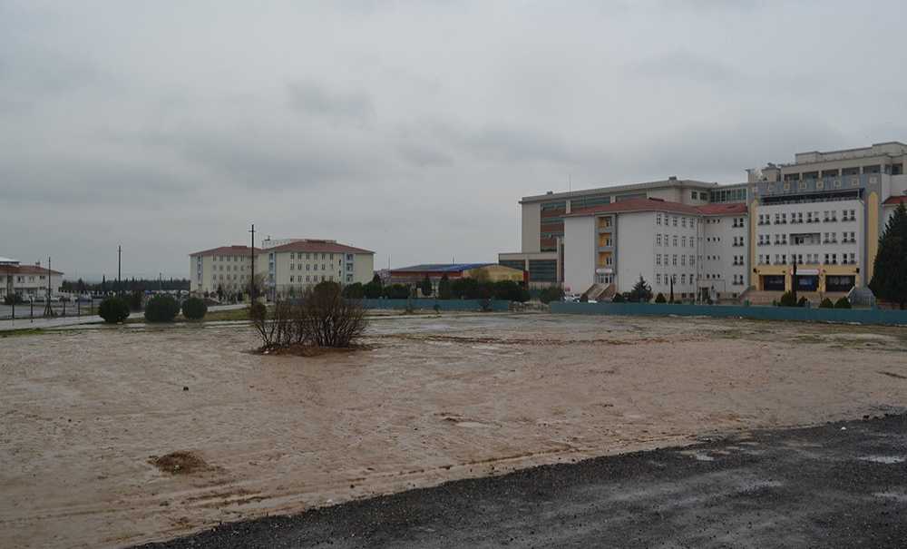 Binlerce Öğrenci Çamura Mahkûm Edildi