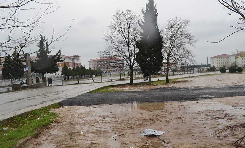 Binlerce Öğrenci Çamura Mahkûm Edildi