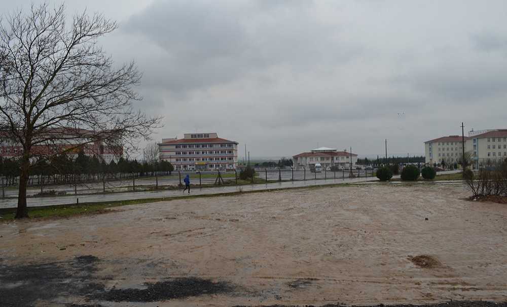Binlerce Öğrenci Çamura Mahkûm Edildi