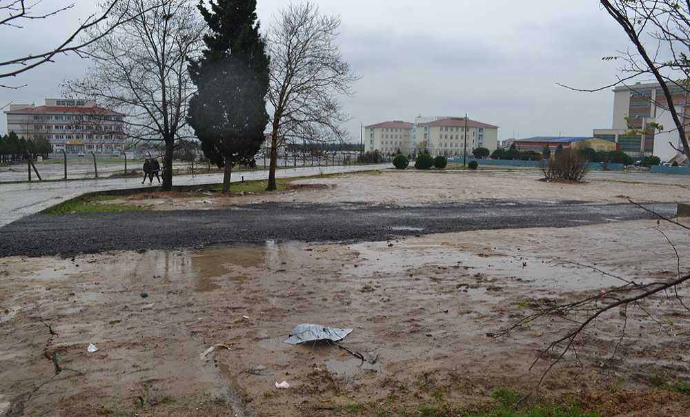 Binlerce Öğrenci Çamura Mahkûm Edildi