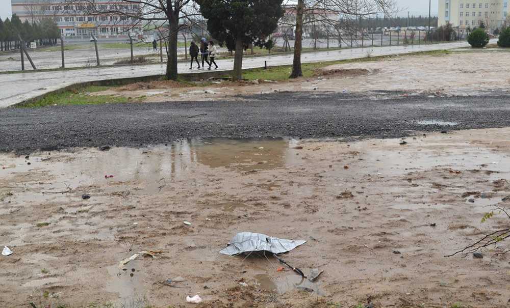 Binlerce Öğrenci Çamura Mahkûm Edildi