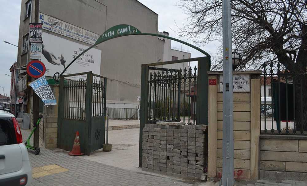 Tarihi Camiye Giriş Kapısı Yakışmıyor