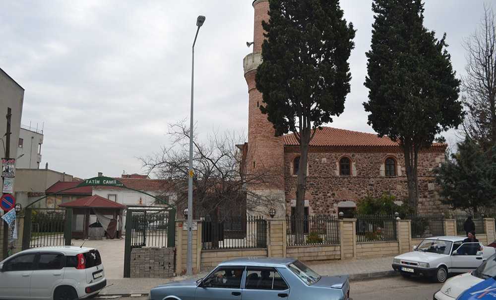 Tarihi Camiye Giriş Kapısı Yakışmıyor