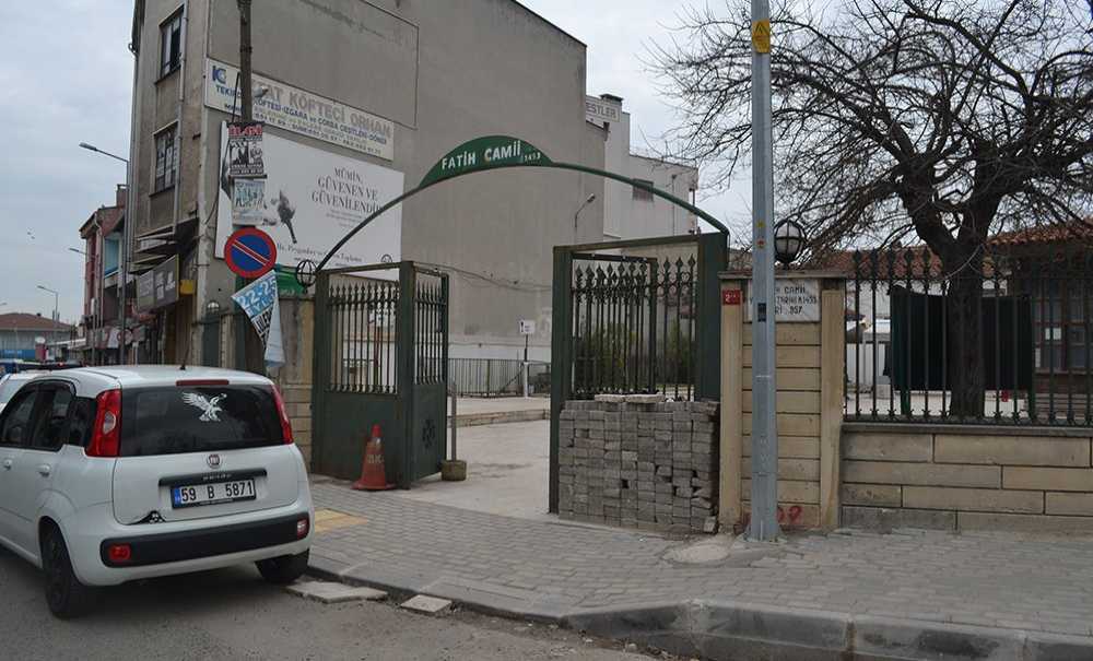 Tarihi Camiye Giriş Kapısı Yakışmıyor