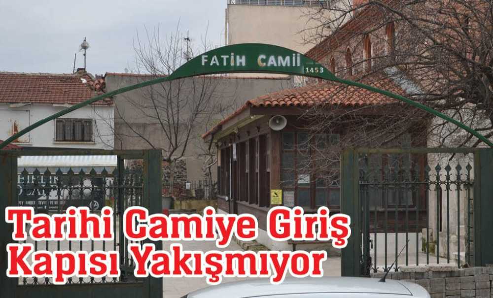 Tarihi Camiye Giriş Kapısı Yakışmıyor