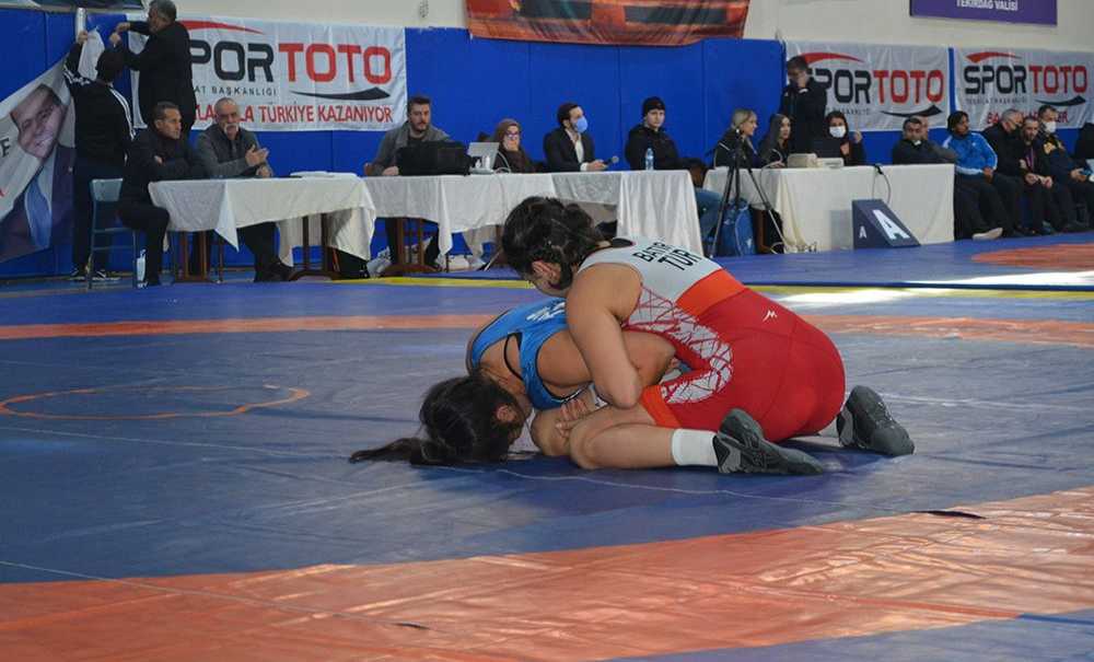 Minderin Sultanları Çorlu'da Güreşti