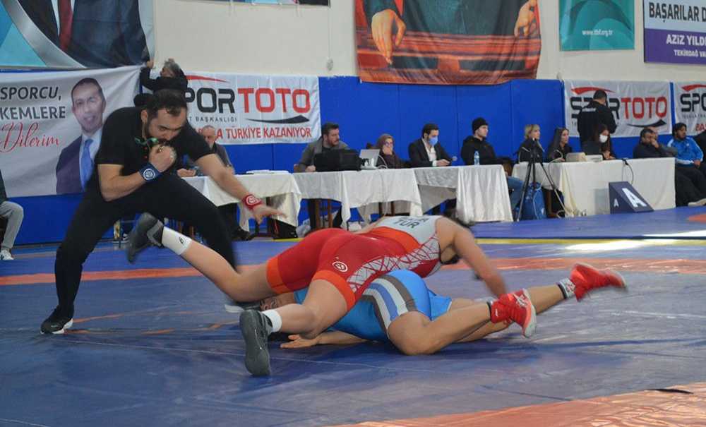 Minderin Sultanları Çorlu'da Güreşti