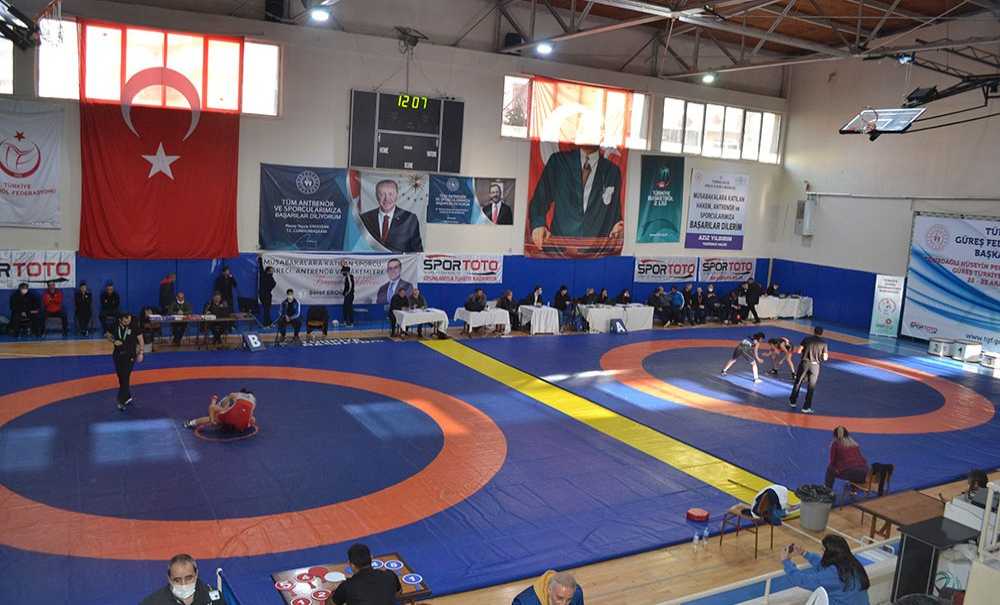 Minderin Sultanları Çorlu'da Güreşti