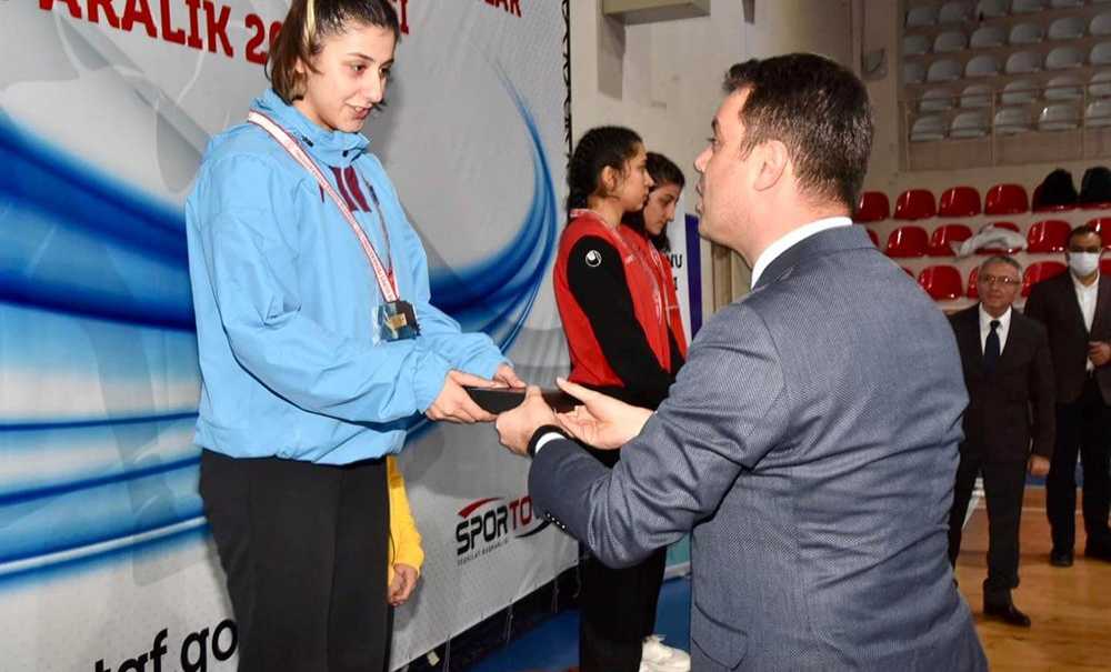 Dereceye Giren Güreşçilere Ödülleri Verildi