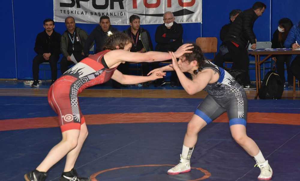 Dereceye Giren Güreşçilere Ödülleri Verildi