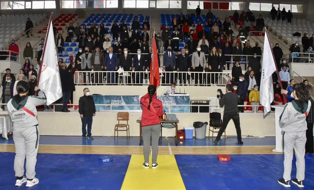 Dereceye Giren Güreşçilere Ödülleri Verildi