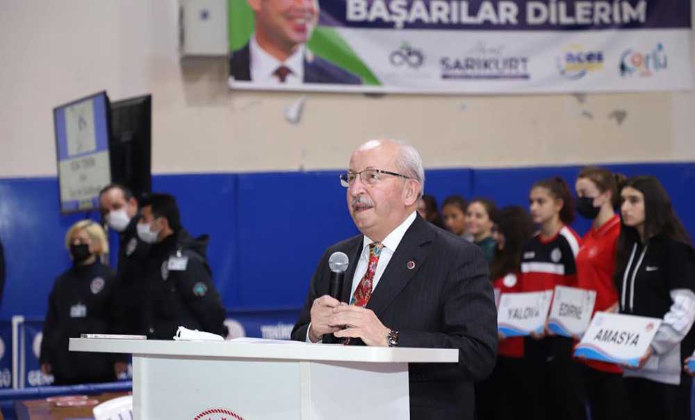 Dereceye Giren Güreşçilere Ödülleri Verildi