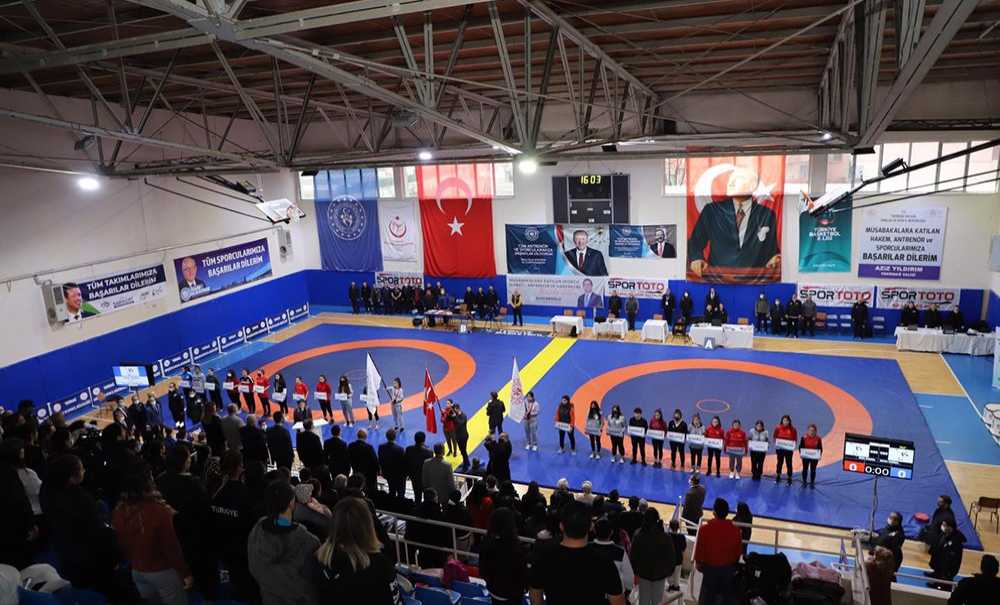 Dereceye Giren Güreşçilere Ödülleri Verildi