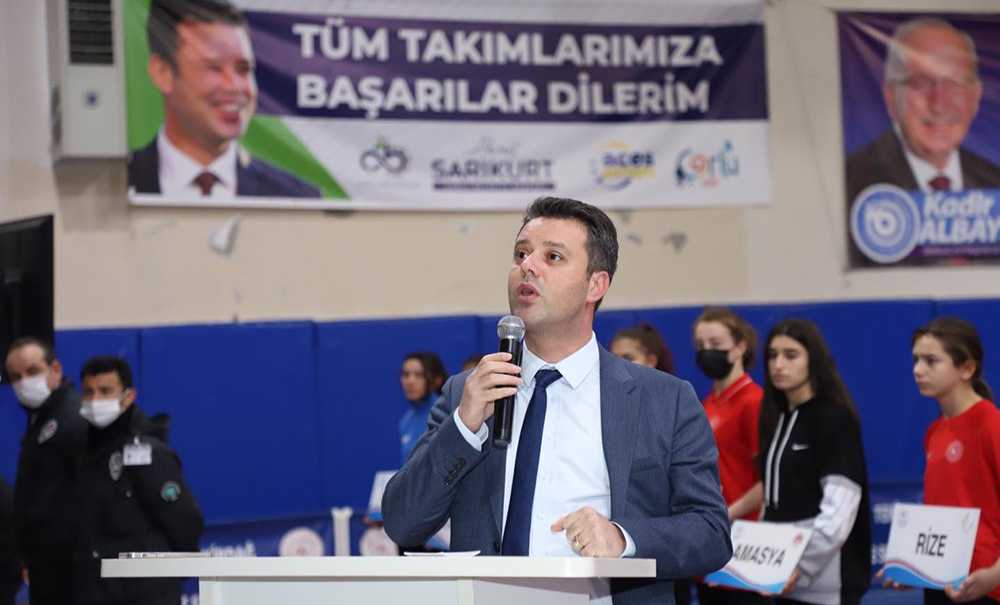 Dereceye Giren Güreşçilere Ödülleri Verildi