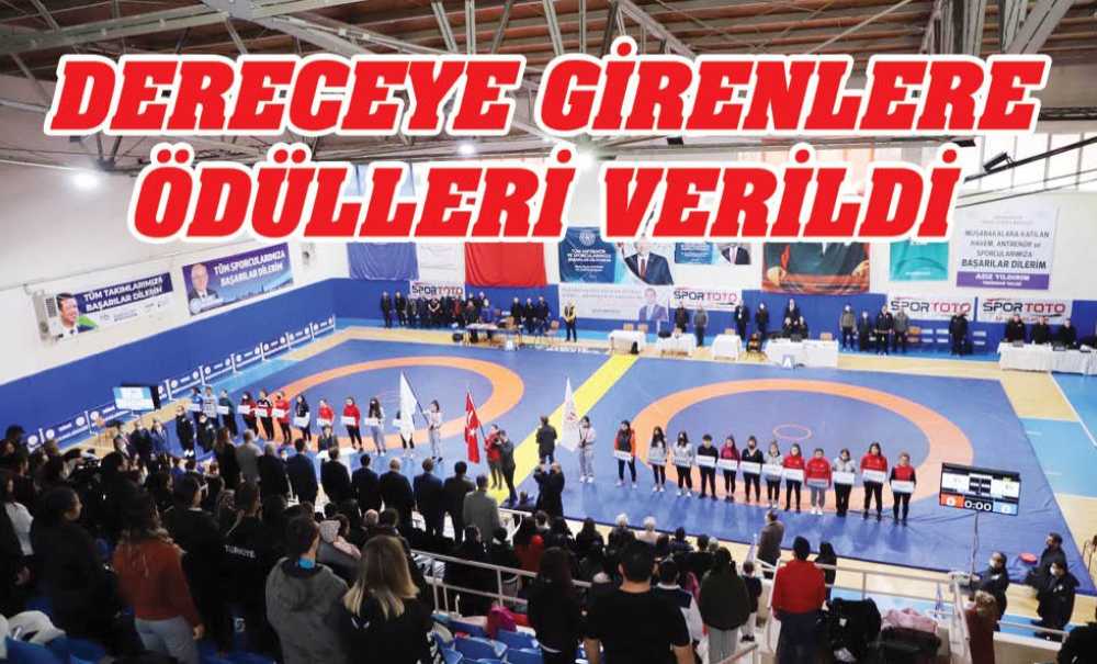 Dereceye Giren Güreşçilere Ödülleri Verildi