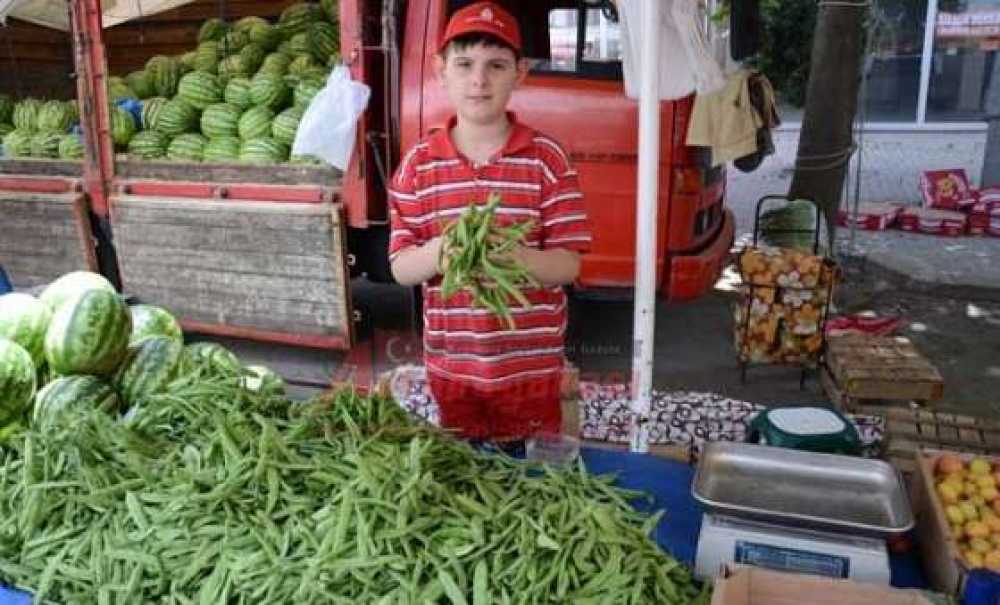 Yaz Tatilinde Ailesine Yardım Ediyor