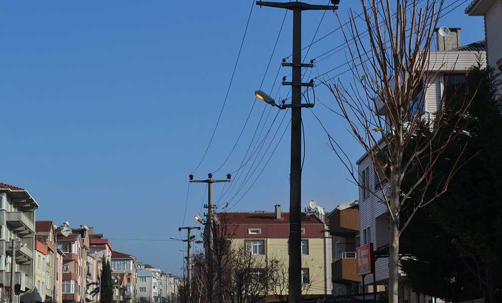 Gündüz Yanan Lambalara Vatandaş Tepki Gösterdi