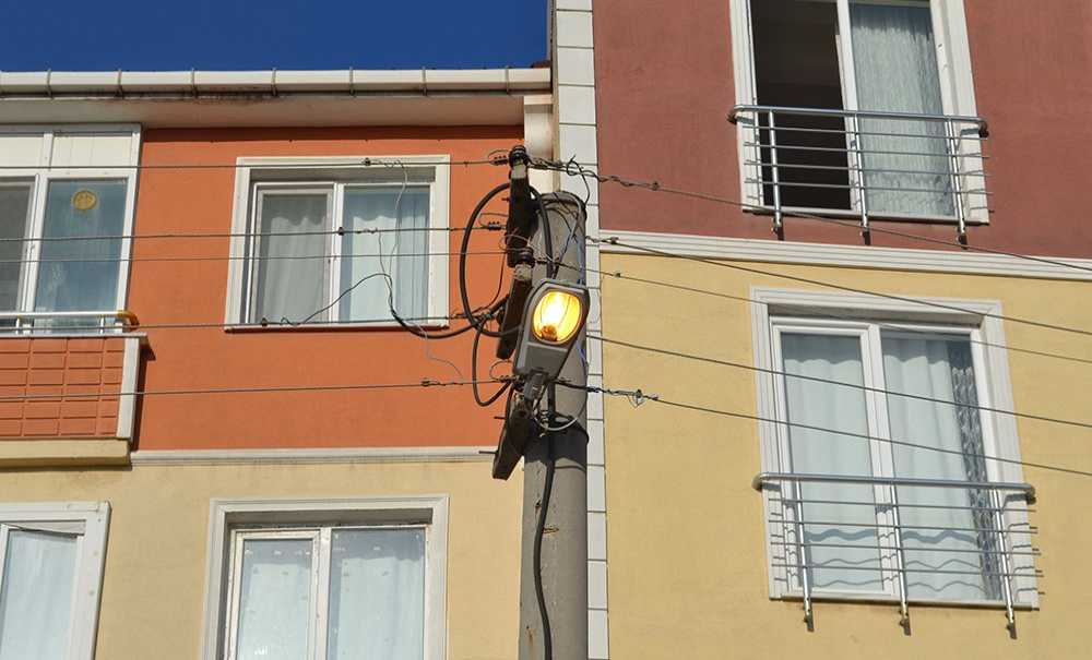 Gündüz Yanan Lambalara Vatandaş Tepki Gösterdi