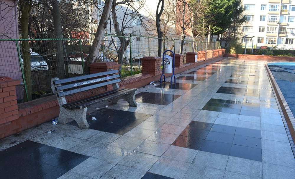 Park Delik Deşik, Etraf Pislik İçinde