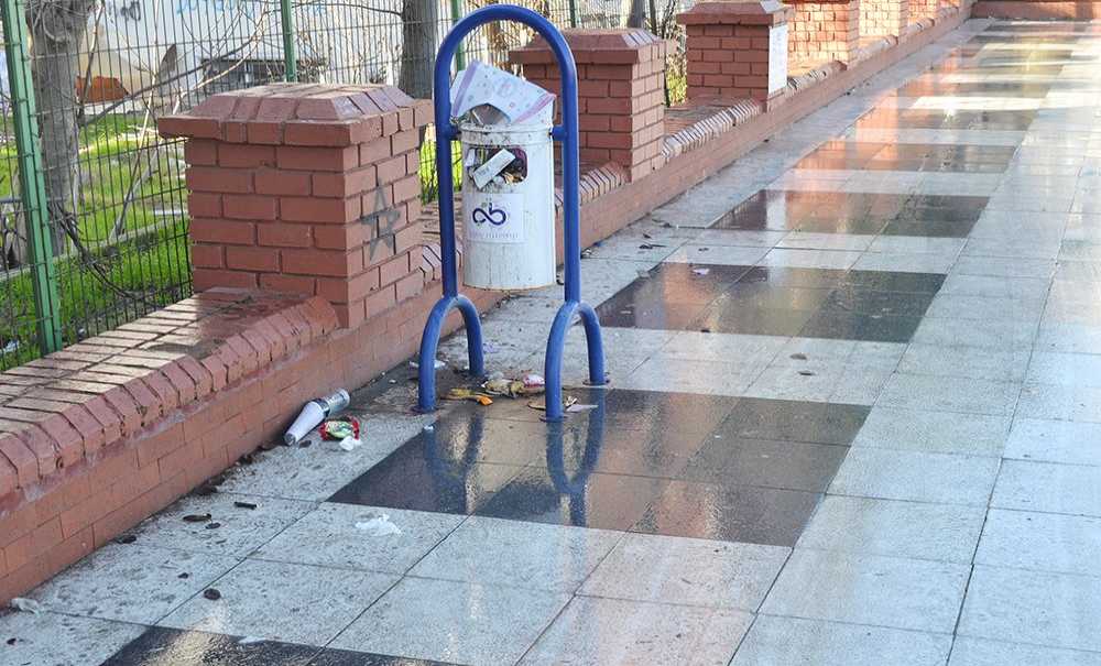 Park Delik Deşik, Etraf Pislik İçinde