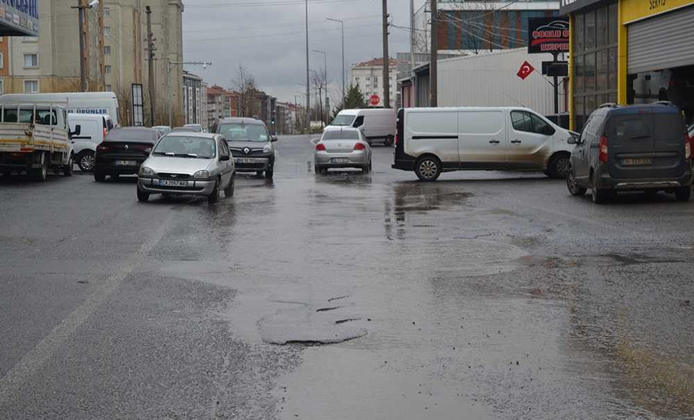 Böyle Yol Olursa, Araçlar Sanayiden Çıkamaz!