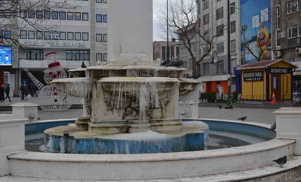 Soğuk Hava Nedeniyle Havuz Buz Tuttu