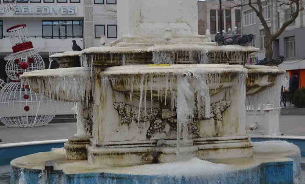 Soğuk Hava Nedeniyle Havuz Buz Tuttu