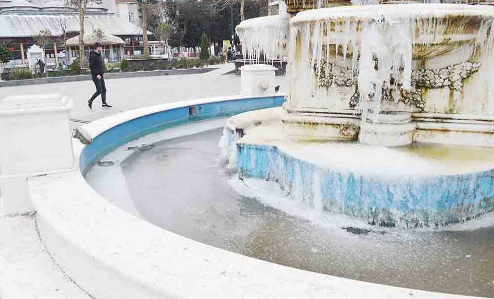 Soğuk Hava Nedeniyle Havuz Buz Tuttu