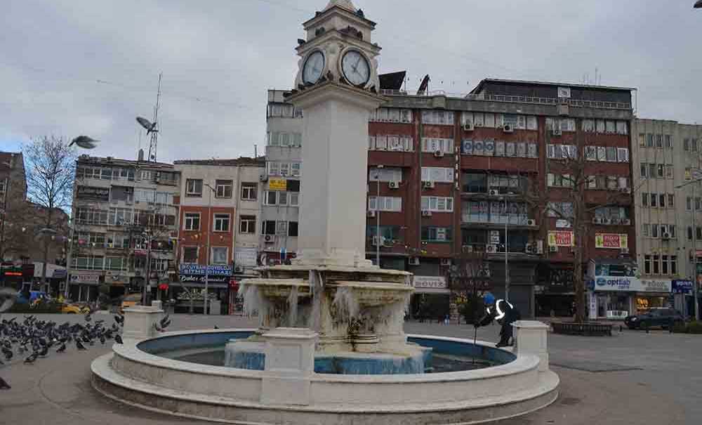 Soğuk Hava Nedeniyle Havuz Buz Tuttu