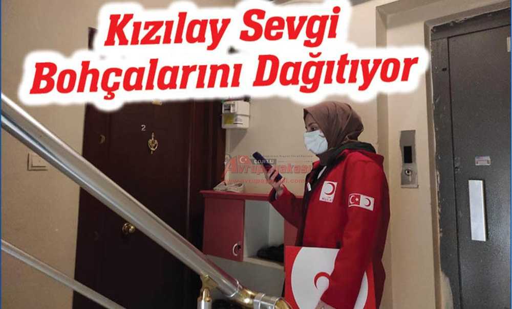 Kızılay Sevgi Bohçalarını Dağıtıyor