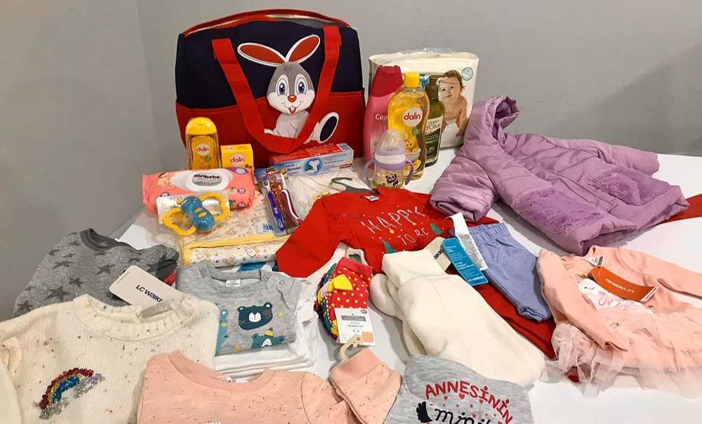 Kızılay Sevgi Bohçalarını Dağıtıyor