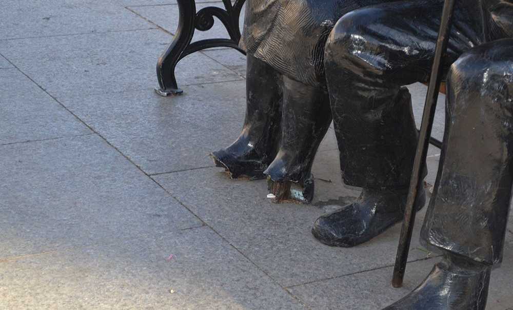 Cengo'nun Heykeline Hırsızlar Musallat Oldu!