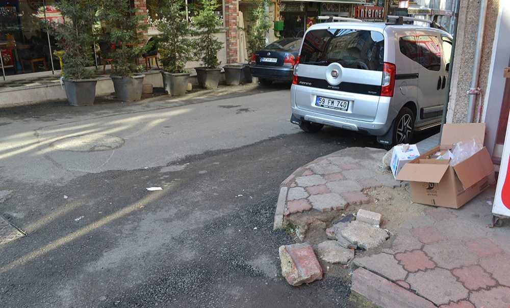 Hem Kaldırımlara Hem De Yollara Vatandaş Tepki Gösterdi