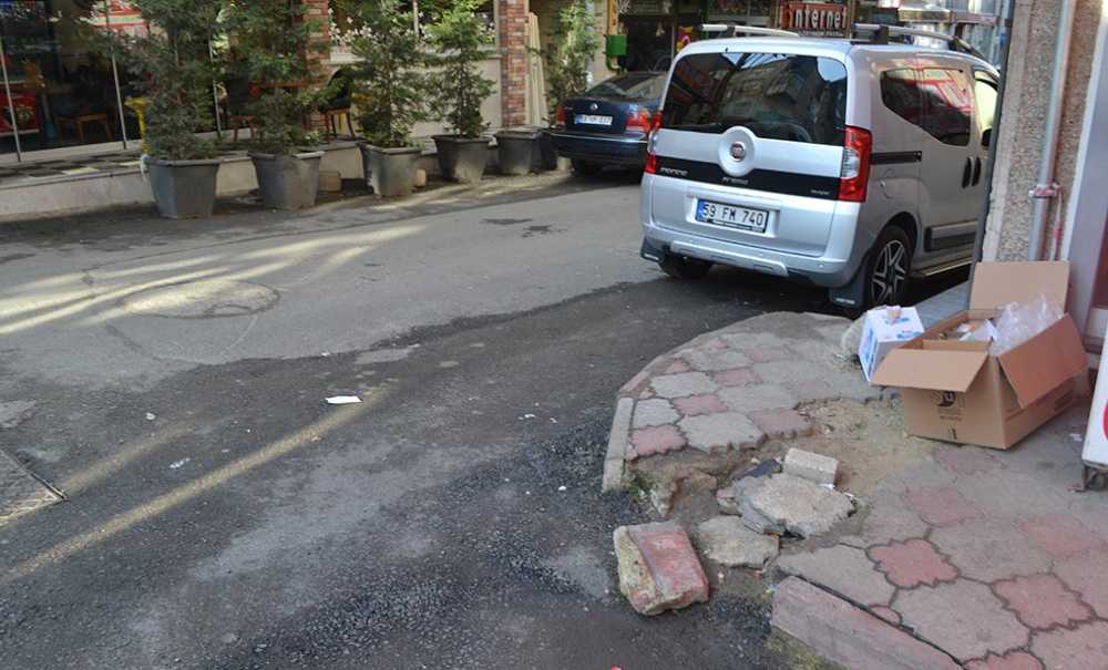 Hem Kaldırımlara Hem De Yollara Vatandaş Tepki Gösterdi