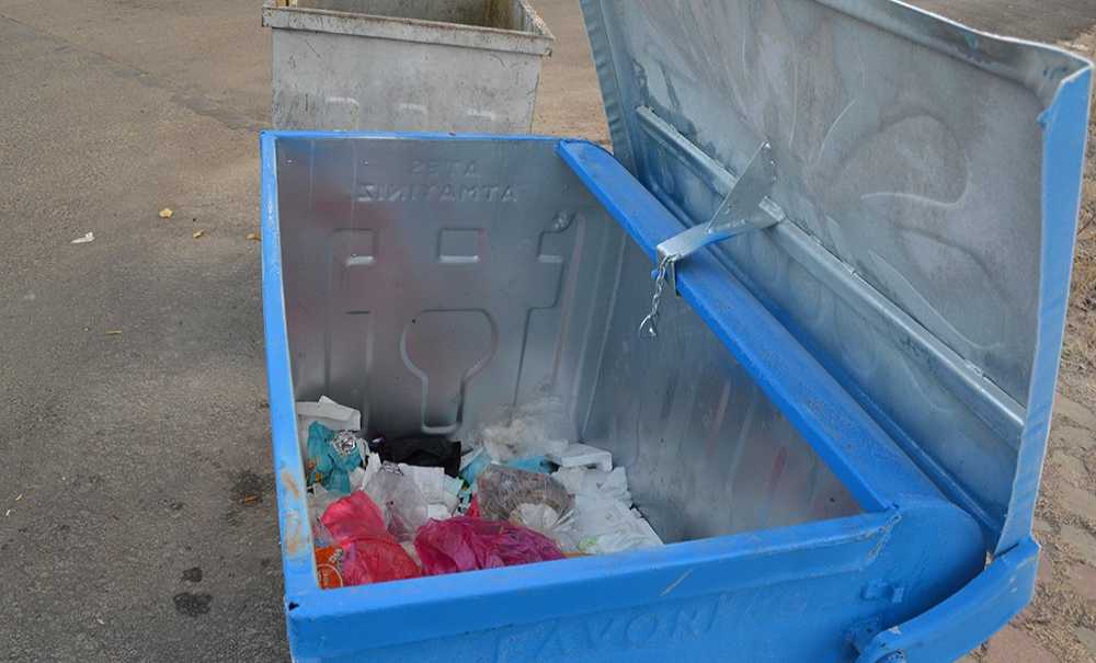 Geri Dönüşüm Kutusuna Evsel Çöpler Atılıyor