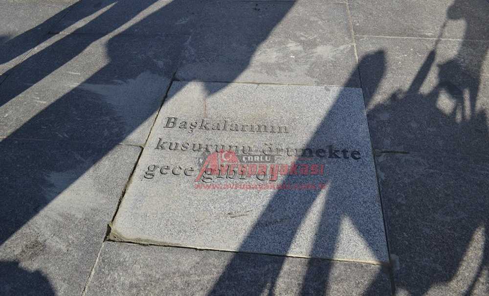 Kaldırımlarda, Ünlü İsimlerin Sözleri Yer Alacak