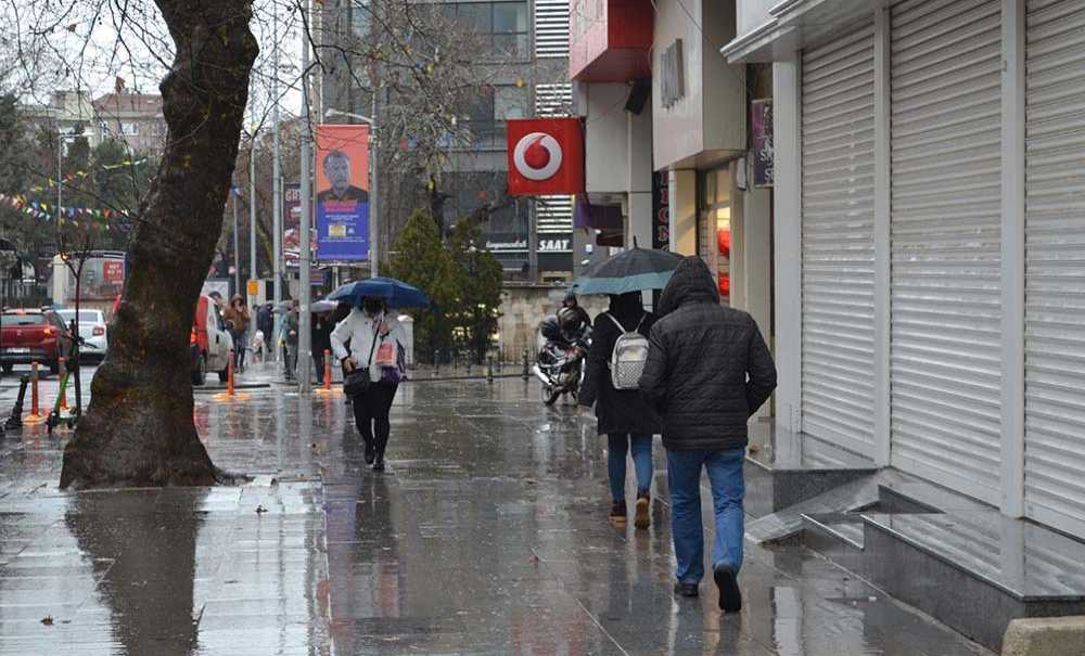 Çorlu'da Soğuk Hava Ve Sağanak Yağış Etkili Oldu