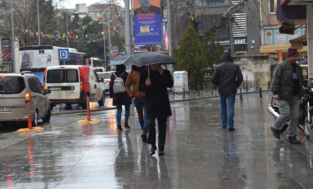 Çorlu'da Soğuk Hava Ve Sağanak Yağış Etkili Oldu