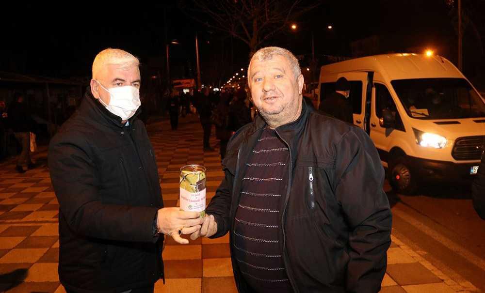 Vatandaşlara Sevgililer Günü Çiçeği