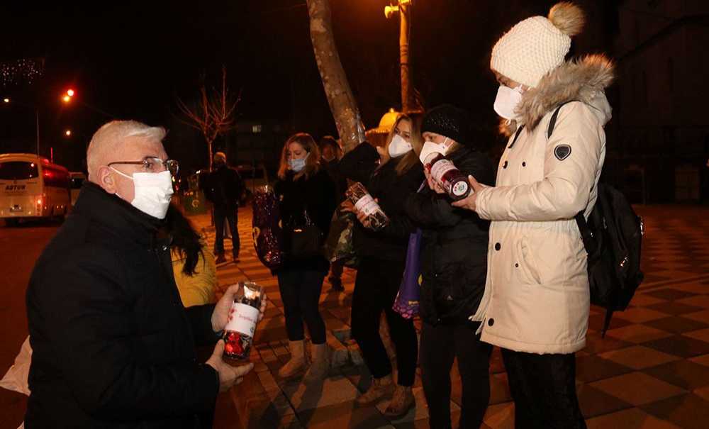 Vatandaşlara Sevgililer Günü Çiçeği