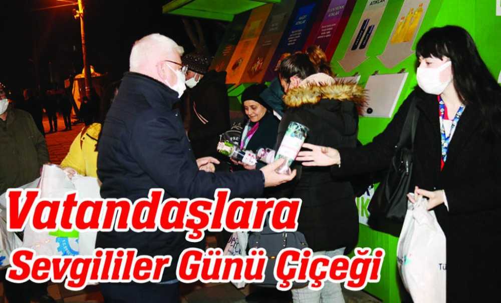 Vatandaşlara Sevgililer Günü Çiçeği