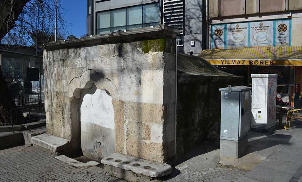 Tarihi Çeşmenin Duvarları Yosun Tuttu