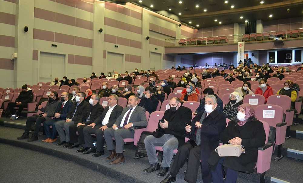 Aile İçi İletişimin Mutluluğa Katkısı Konuşuldu