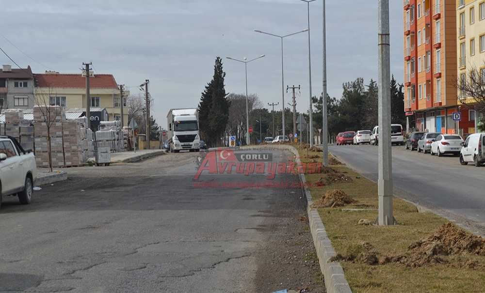 Köstebek Yuvasına Dönen İsmet Paşa Bulvarı'yla Ilgili Sürücüler Sert Tepki Gösterdi: Büyükşehi̇r Çorlu'ya İlgi̇ Göstermi̇yor!