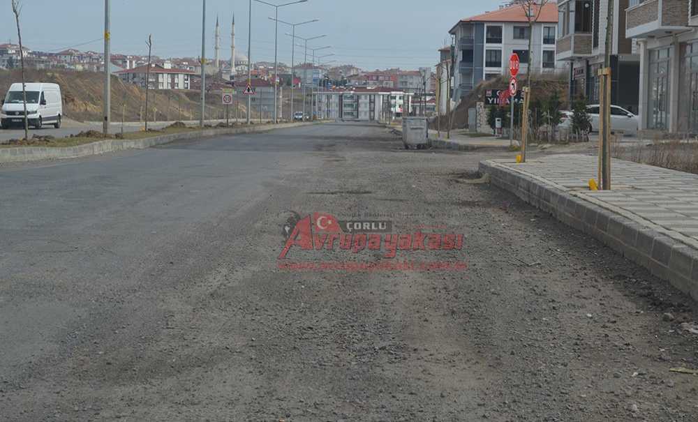 Köstebek Yuvasına Dönen İsmet Paşa Bulvarı'yla Ilgili Sürücüler Sert Tepki Gösterdi: Büyükşehi̇r Çorlu'ya İlgi̇ Göstermi̇yor!