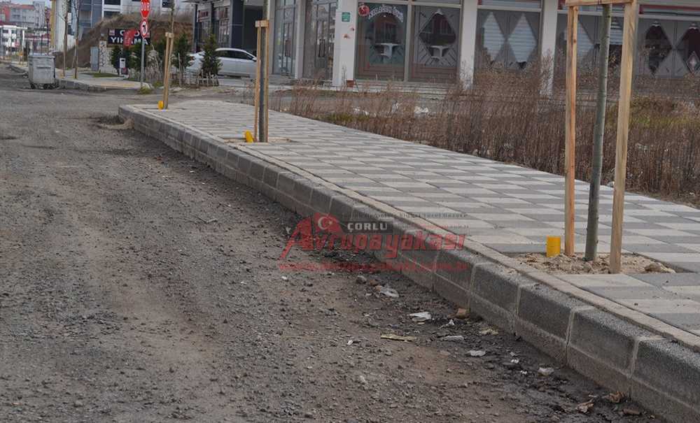 Köstebek Yuvasına Dönen İsmet Paşa Bulvarı'yla Ilgili Sürücüler Sert Tepki Gösterdi: Büyükşehi̇r Çorlu'ya İlgi̇ Göstermi̇yor!