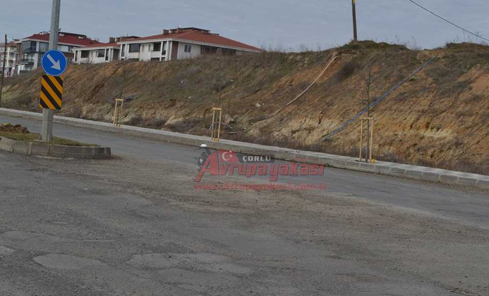 Köstebek Yuvasına Dönen İsmet Paşa Bulvarı'yla Ilgili Sürücüler Sert Tepki Gösterdi: Büyükşehi̇r Çorlu'ya İlgi̇ Göstermi̇yor!