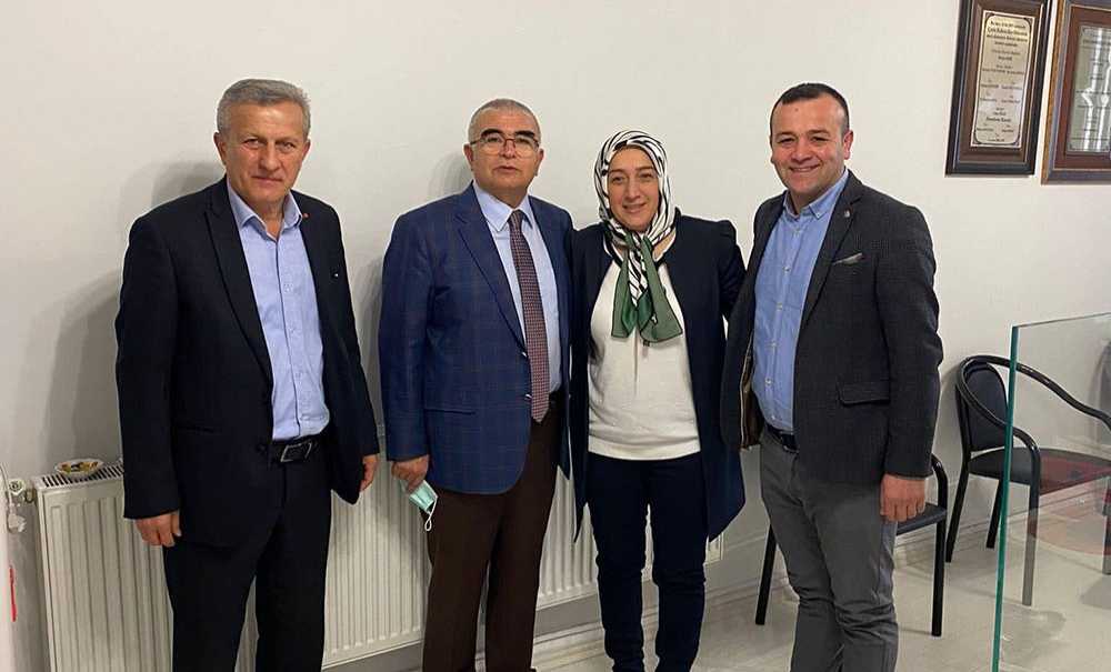 Takım Elbisesini Giyip Sahaya Çıktı