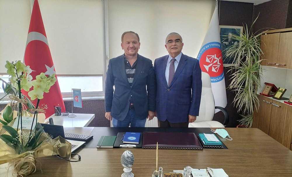 Takım Elbisesini Giyip Sahaya Çıktı